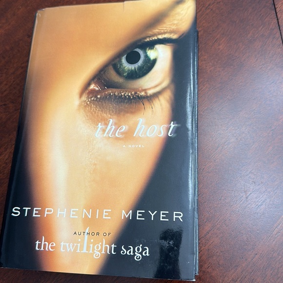 𝅺The Host Hardcover Book by Stephenie Meyer First Edition - Picture 3 of 10